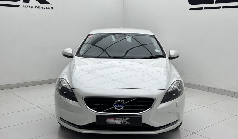 
								Volvo V40 T3 R-Design full									