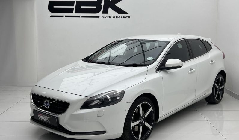 
								Volvo V40 T3 R-Design full									