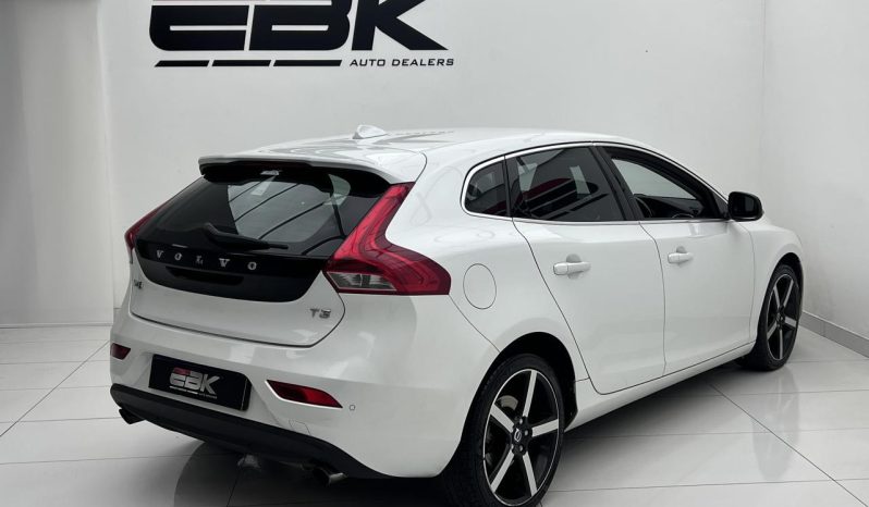 
								Volvo V40 T3 R-Design full									
