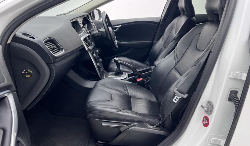 
								Volvo V40 T3 R-Design full									